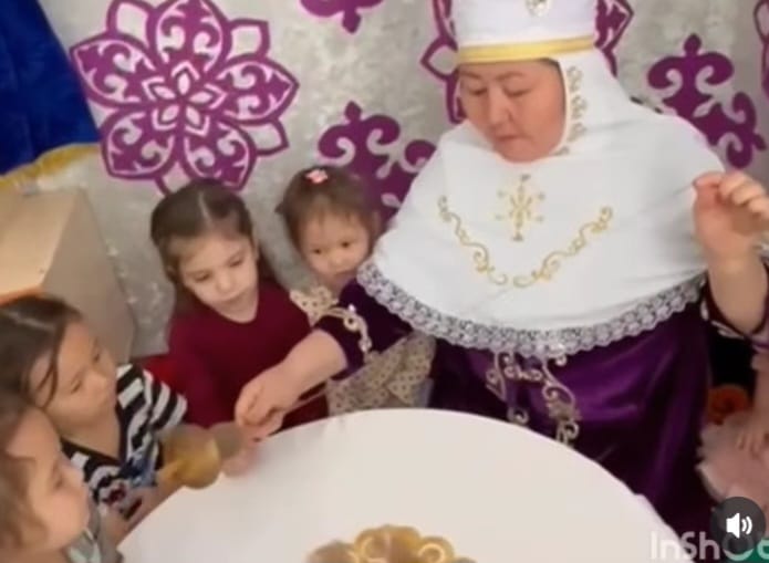 Әжемізден ұршық иіруді үйренеміз.Әбденбекова Н