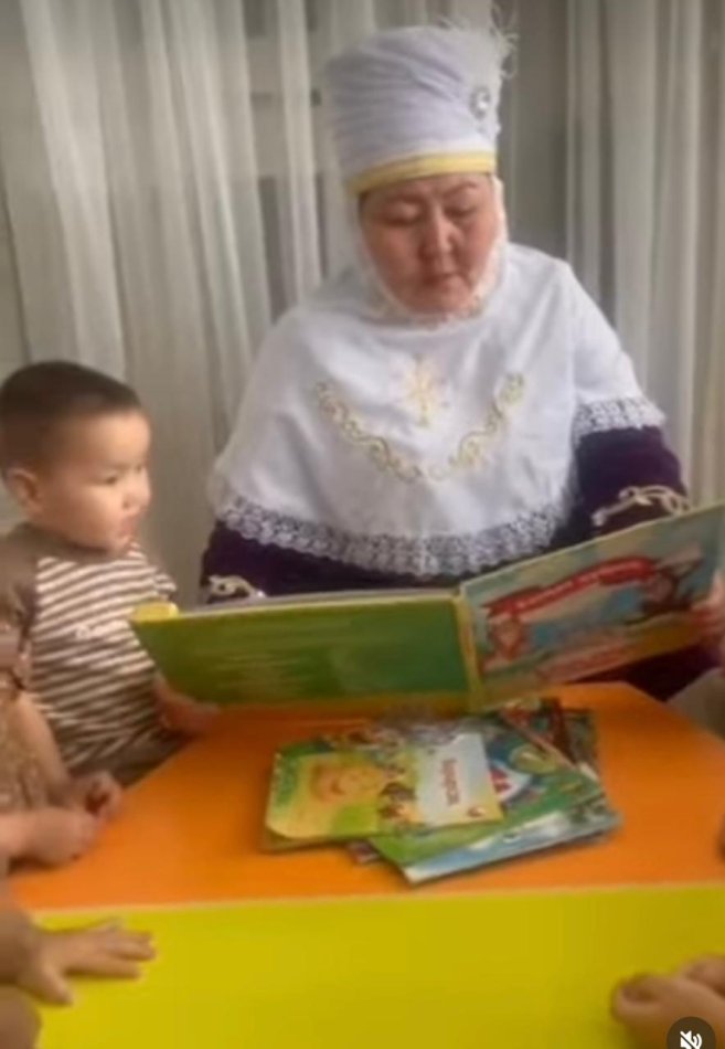 Ертегі оқып берші Апатай