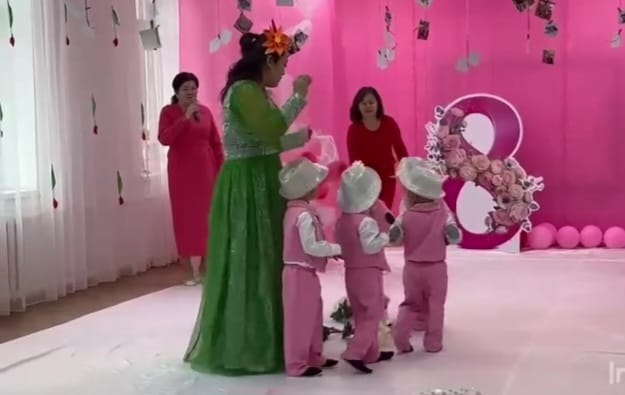 "Көктем келді, аналарға шаттық әкелді" тәрбиеші: Әбденбекова Нурила Жеңісәліқызы